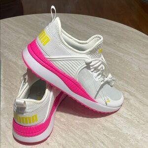 NIB PUMA Soft Foam White Neon Pink Sneakers *7.5